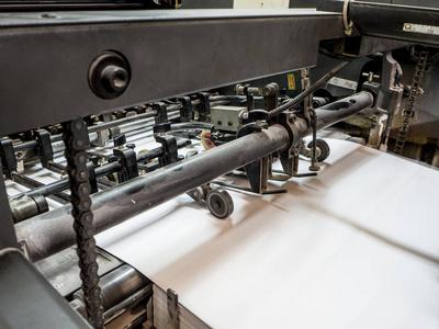 详细内容现代印刷厂印刷业机印刷用纸栈机械设备印刷机器的一部分rss